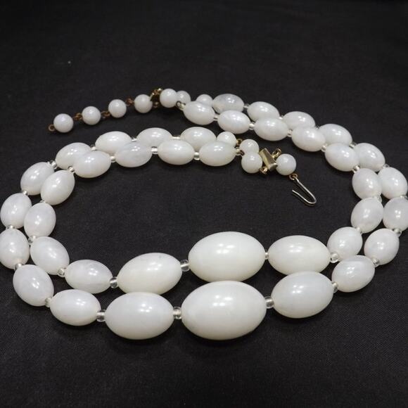 Vintage 1950s White Lucite Bead Necklace 2 Strands Graduated Oval Beads - Picture 6 of 7
